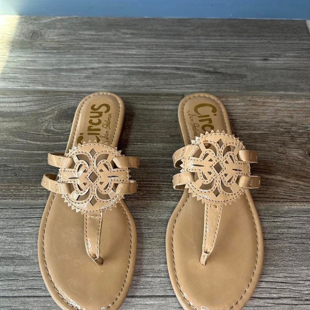 Circus Sam Edelman Nude Patent Medallion Thong Sandals Womens 6.5 Flat Slip On